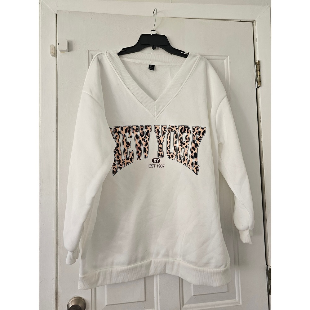 SHEIN Curve Sweatshirt Womens 2XL White Like New New York Leopard Graphic V-Neck
